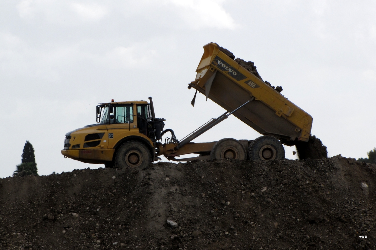 Сочленненый самосвал Volvo A30F, #128-917, строительство автобусного терминала на востоке Хайфы. Израиль, перекресток Ягур