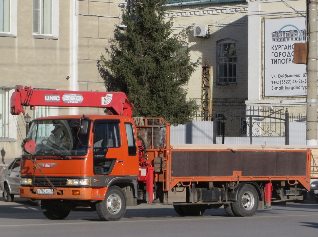 Грузовик с КМУ на шасси Hino Ranger #Е 760 КС 45.  Курган, улица Куйбышева 
