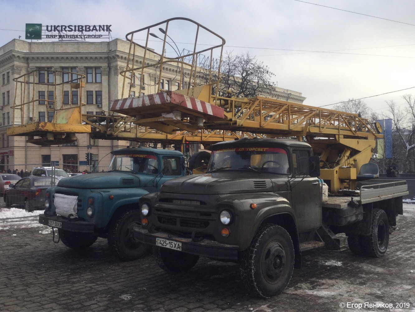 Подъемники АП-18* на базе ЗиЛ-130*, ##425-15ХА и 357-30 ХА. Харьковская область, г. Харьков, площадь Свободы