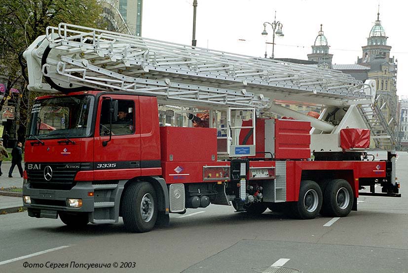 Пожарная автолестница BAI VPI-2000S/54J на шасси Mercedes-Benz Actros 3335. День спасателя.. Киев, улица Крещатик.