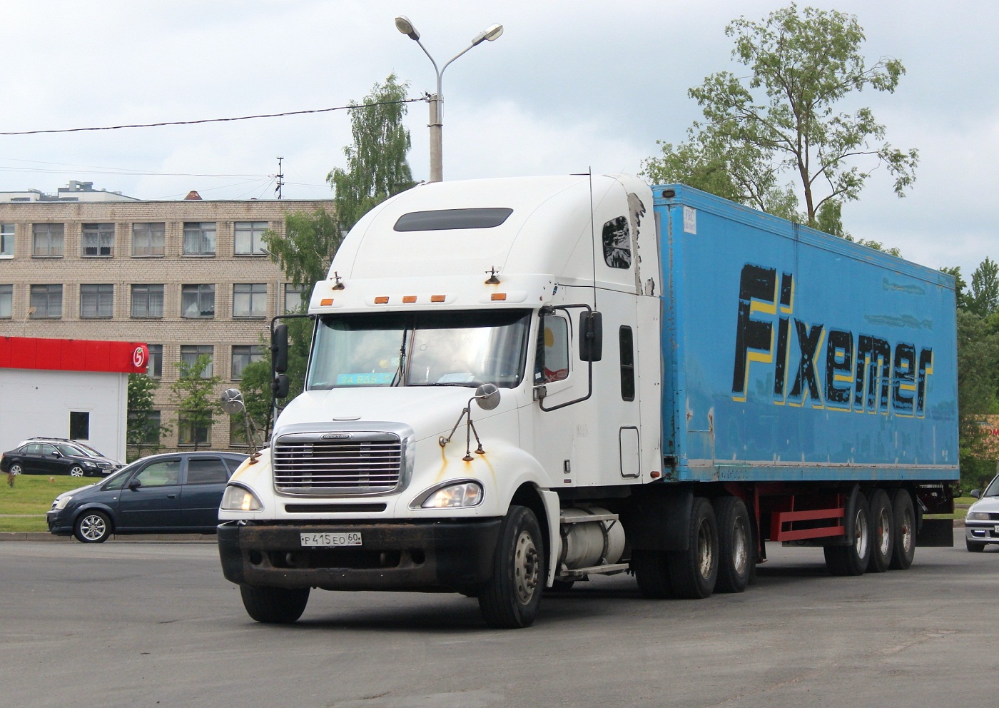 Freightliner Columbia #Р 415 ЕО 60. Псков, улица Леона Поземского