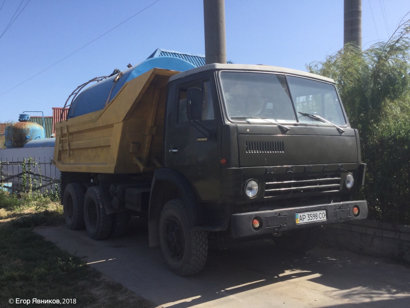 Самосвал КамАЗ-5511, приспособленный для доставки воды, #АР3598СО. Запорожская область, пгт. Кирилловка, улица Федотова коса