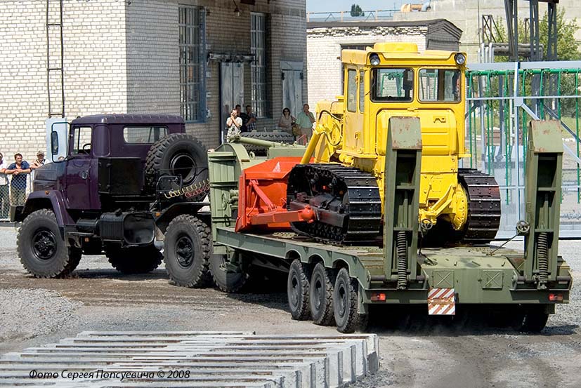 Бульдозер ДЗ на прицепе ЧМЗАП-9990.. Полтавская область. Кременчуг. Полигон завода.