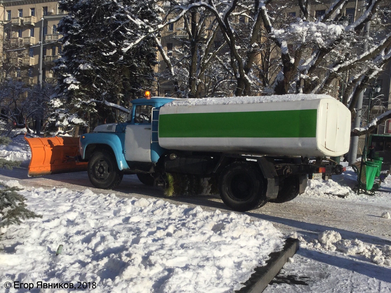 Поливомоечная машина КО-002 на базе ЗиЛ-130 #АХ4849ЕН. Харьковская область, г. Харьков, парк Шевченко 