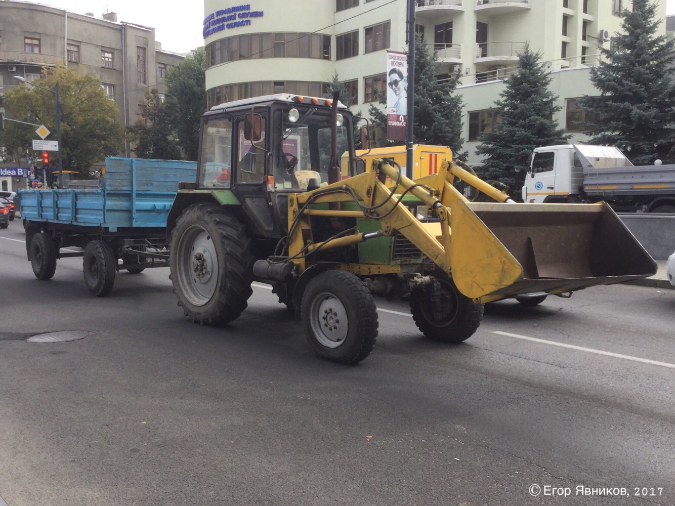 Фронтальный погрузчик на базе трактора Беларус-82.1 с тракторным прицеп 2ПТС-4,5. Харьковская область, г. Харьков, улица Пушкинская 