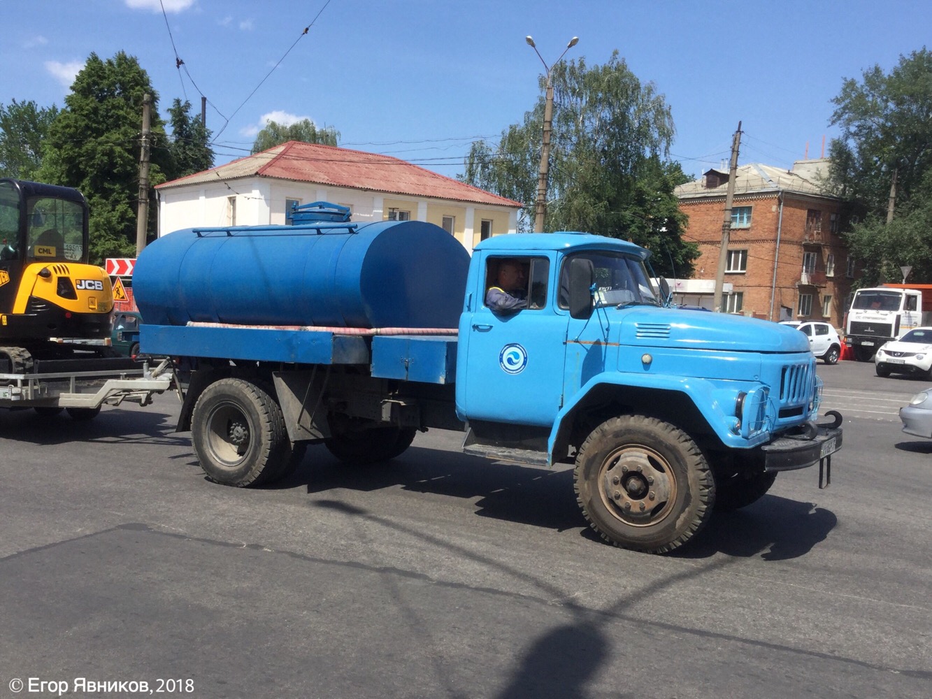 Автоцистерна АЦПТ-3,3 на шасси ЗиЛ-431412. Харьковская область, г. Харьков, перекресток улиц Шевченко и Матюшенко