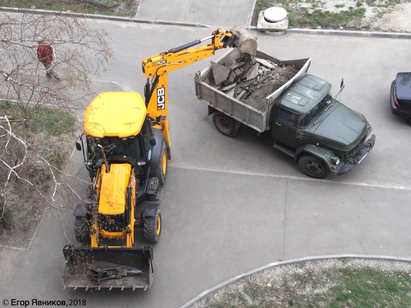 Экскаватор-погрузчик JCB 3CX, самосвал ЗиЛ-ММЗ-4502 . Харьковская область, г. Харьков, улица Академика Павлова, 309Б