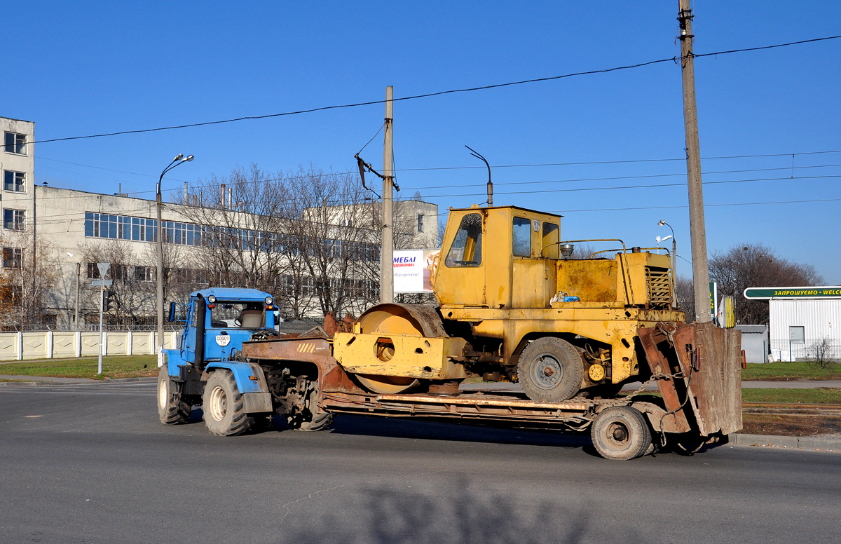 Трактор Т-150 #00009 ТН перевозит на полуприцепе комбинированый каток ДУ-58 #18196 ТН. Харьковская область, г. Харьков, Салтовское шоссе