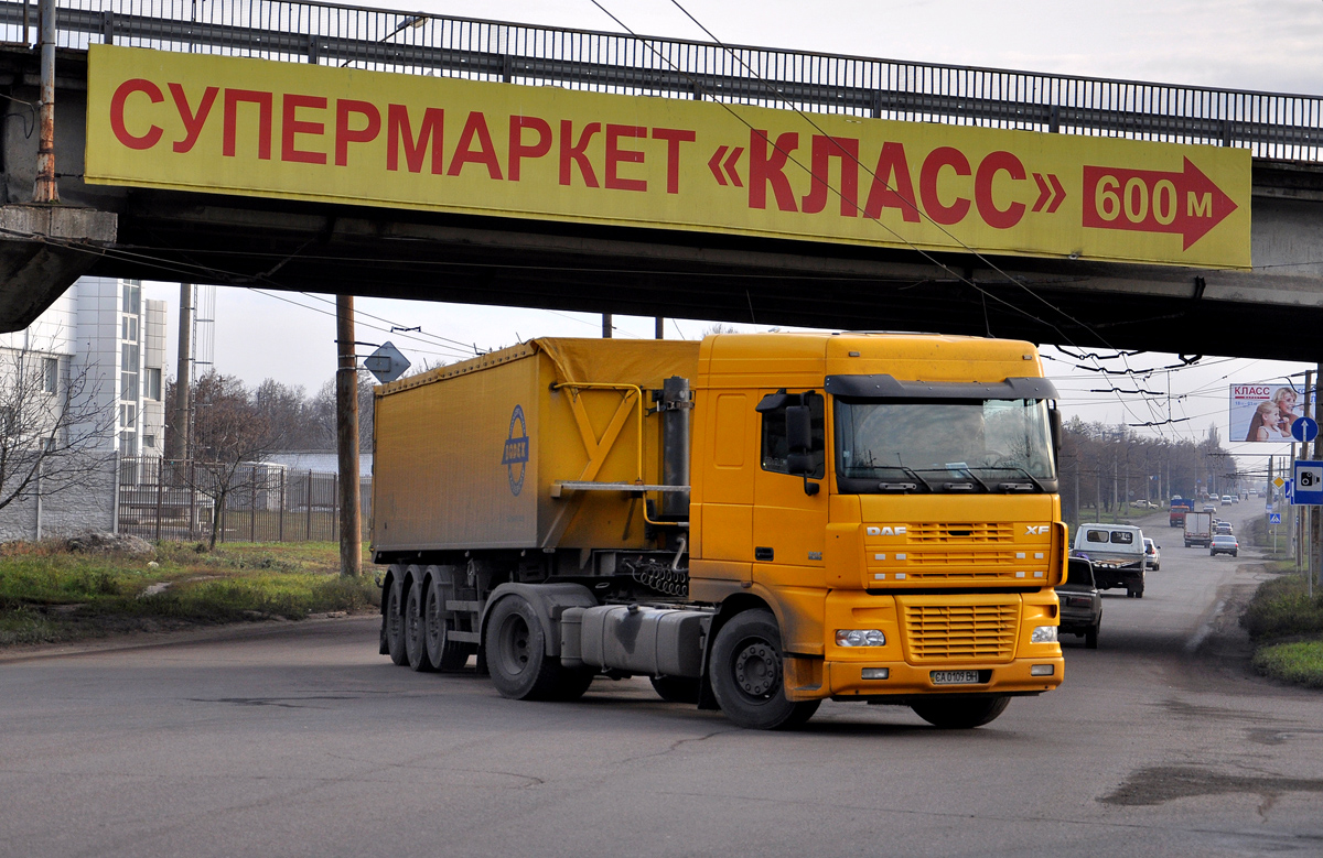 Седельный тягач DAF XF 95.380 #СА 0109 ВН с самосвальным полуприцепом Bodex KIS 3B/2013 . Харьковская область, г. Харьков, Роганская улица
