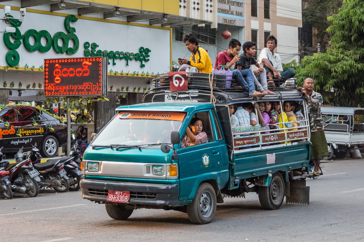 Бортовой грузовик Toyota Lite Ace 8H-3308, оборудованный для перевозки пассажиров. Мьянма, Мандалай