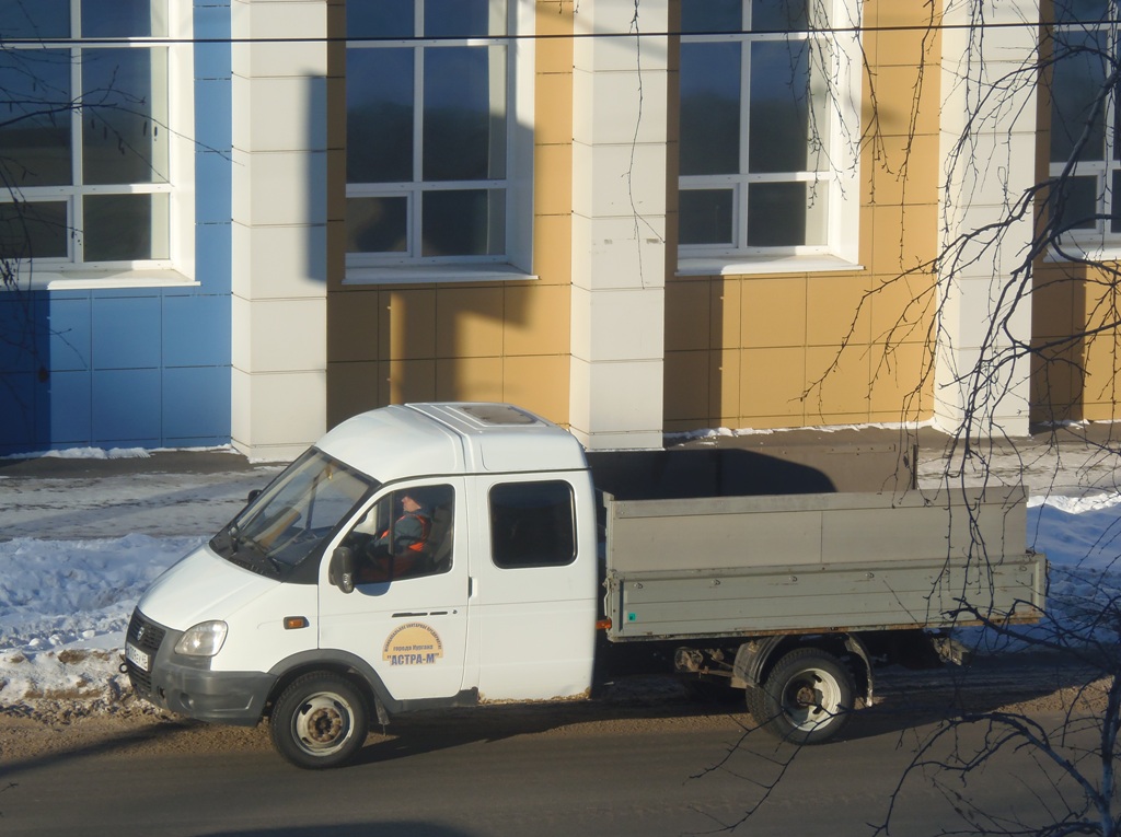 Бортовой автомобиль ГАЗ-330232 "Газель" #А 709 ЕУ 45.  Курган, улица Куйбышева 
