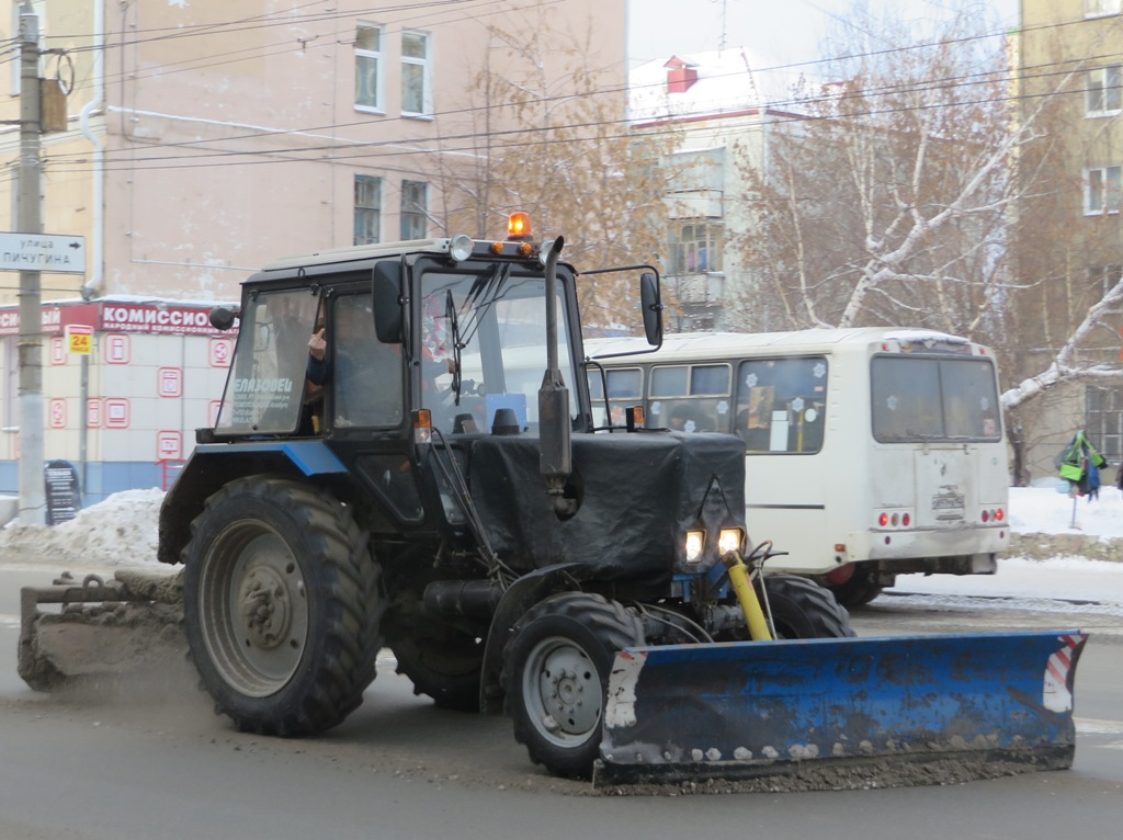 Коммунальная машина на базе трактора Беларус-82.1 (МТЗ-82.1).  Курган, улица Куйбышева
