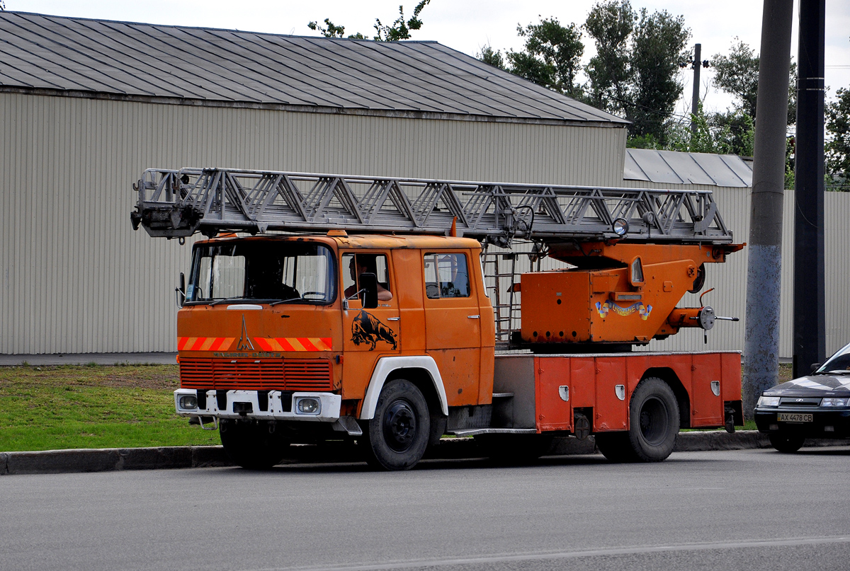 Автолестница на шасси Magirus Deutz D-series. Харьковская область, г. Харьков, проспект Гагарина