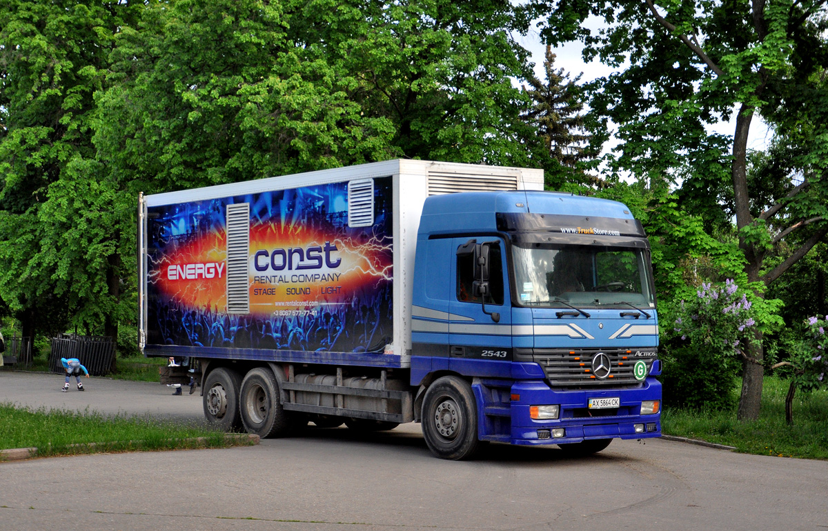 Грузовик Mercedes-Benz Actros 2543  #АХ 5864 СК. Харьковская область, г. Харьков, площадь Свободы