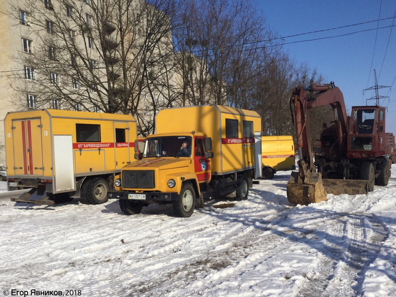 Спецтехника КП «Харьковводоканал» помогает теплосетям ликвидировать масштабную аварию. . Харьковская область, г. Харьков, Краснодарская улица