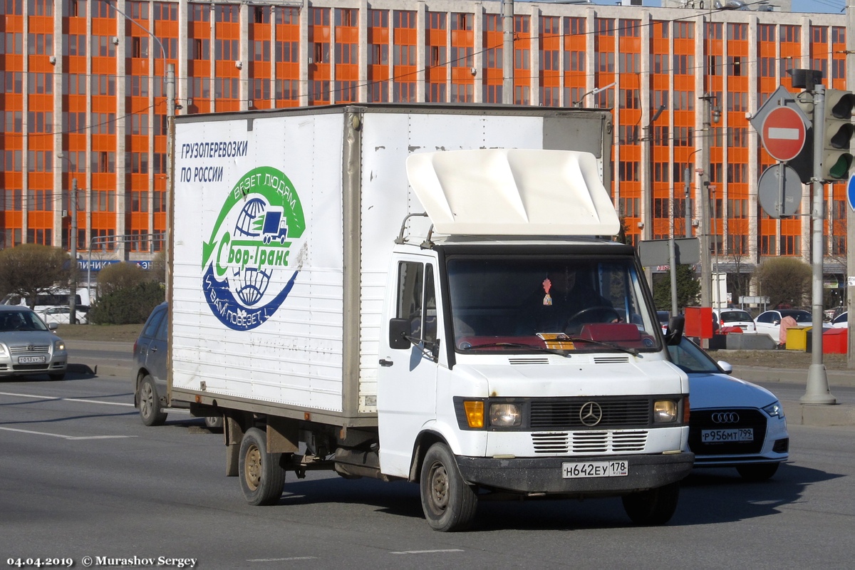 Фургон на шасси Mercedes-Benz T1 #Н 642 ЕУ 178 Санкт-Петербург, площадь Конституции. Санкт-Петербург