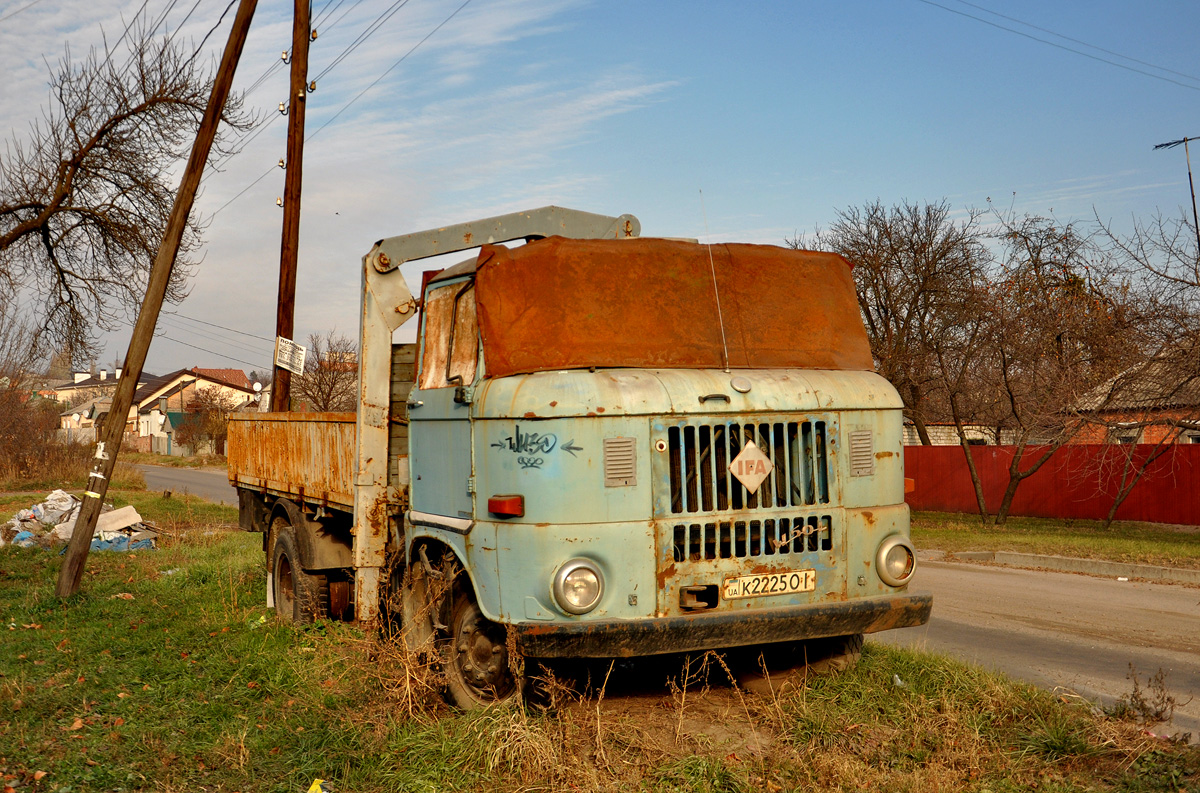 Бортовой грузовик IFA W50L с краном-манипулятором #К 2225 ОІ. Харьковская область, г. Харьков, улица Красная поляна