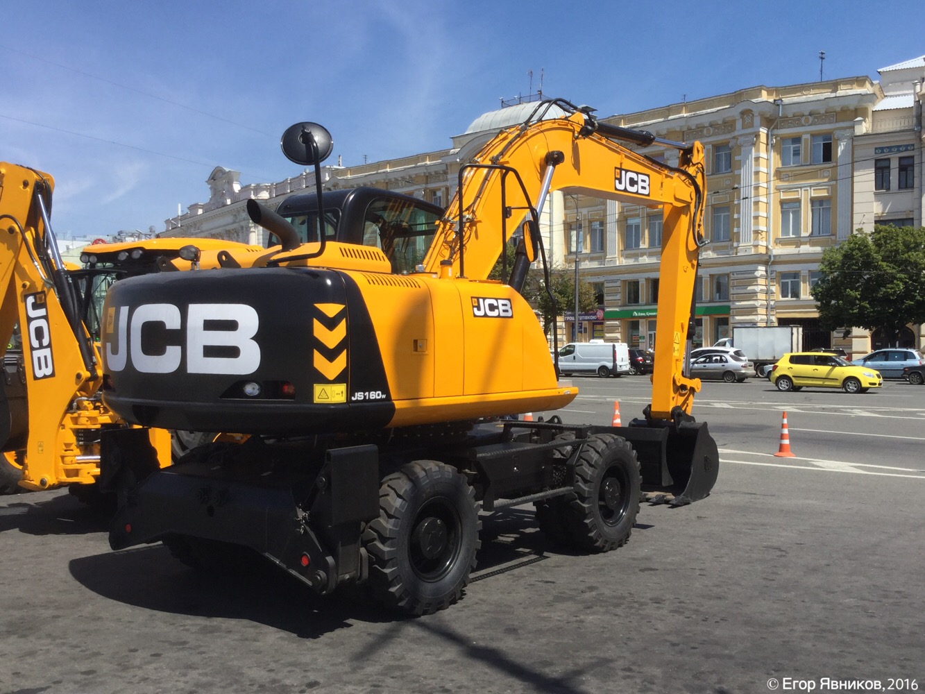 Экскаватор JCB JS160W на церемонии вручения предприятию КП «Харьковводоканал» новой спецтехники. Харьковская область, г. Харьков, площадь Конституции