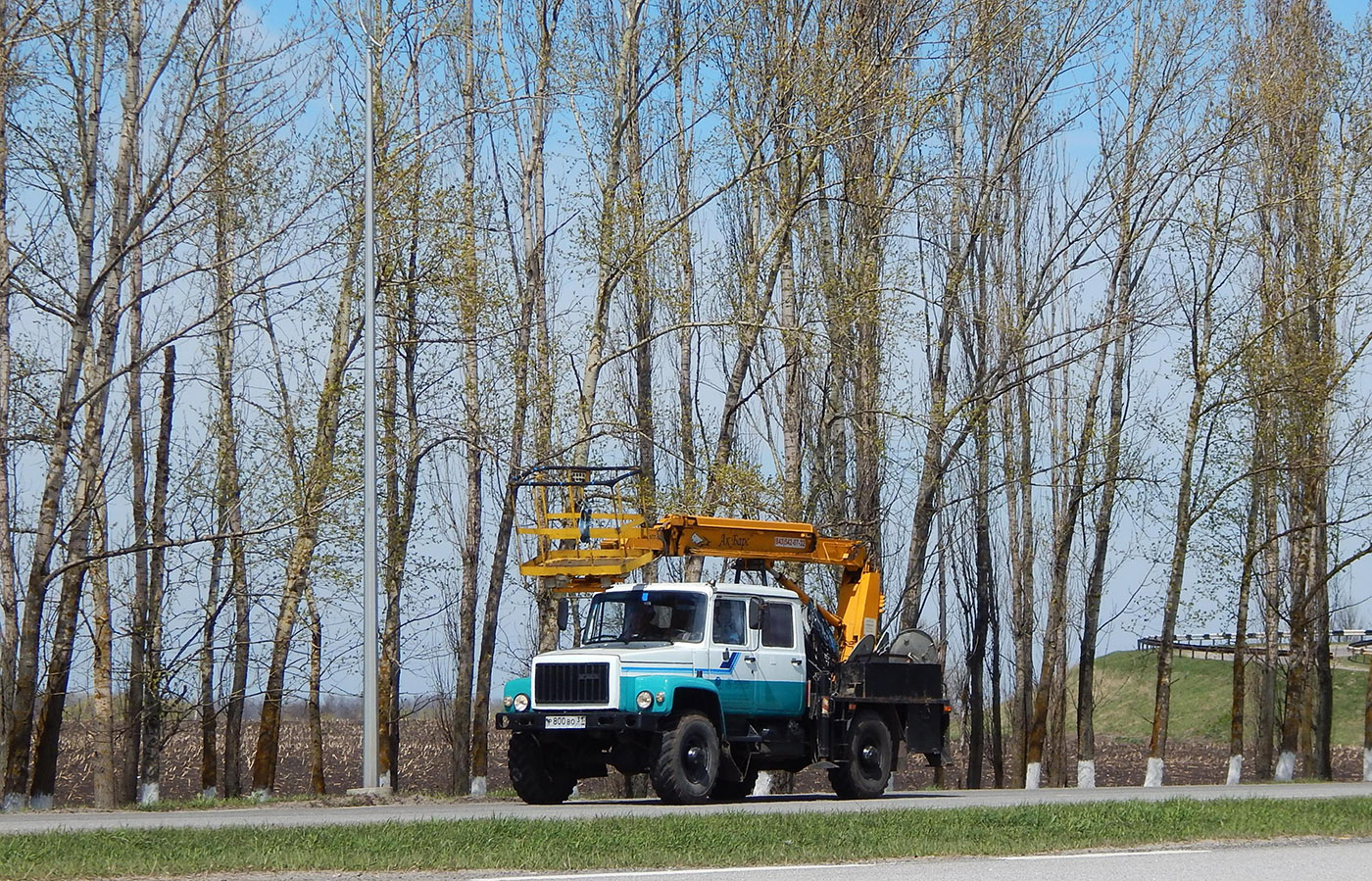 Автоподъёмник АПТ-14 на шасси ГАЗ-33081 "Садко" # Р 800 ВО 31. Белгородская обл., Корочанский район, автодорога Р-185 "Белгород - Павловск"