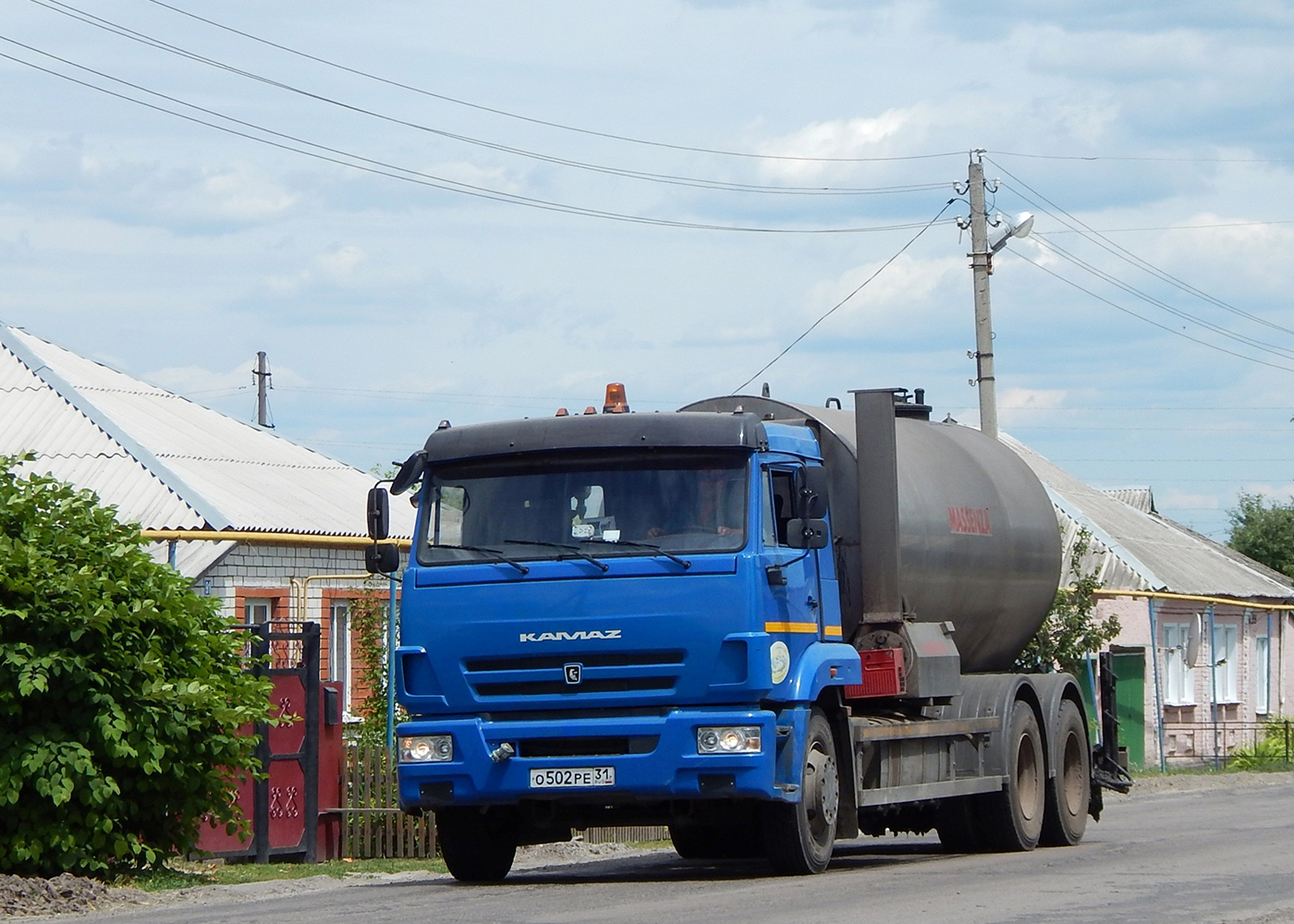 Автогудронатор Мassenza F на шасси КамАЗ-65117 # О 502 РЕ 31. Белгородская обл., Красногвардейский район, с. Засосна
