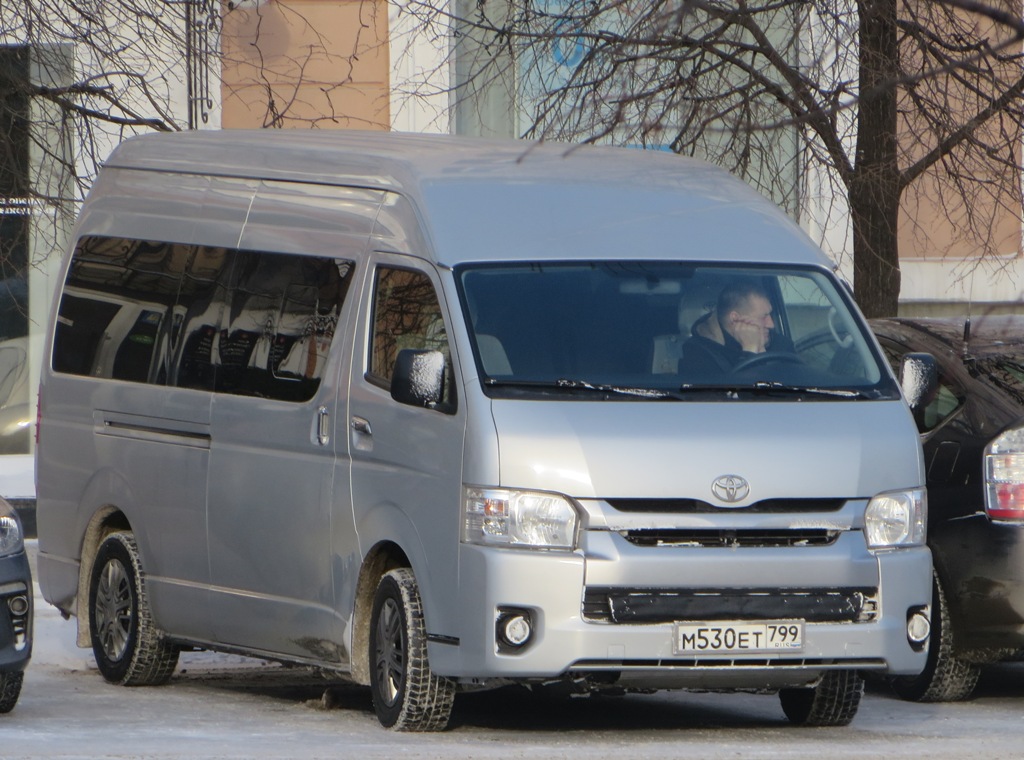 Микроавтобус Toyota Hiace #М 530 ЕТ 799.  Курган, улица Гоголя