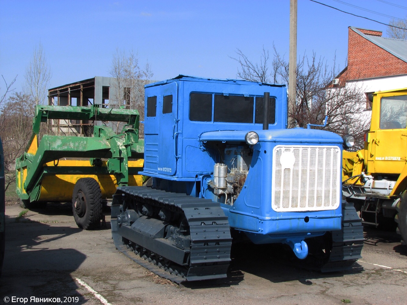Трактор С-80 с прицепным скрепером . Харьковская область, г. Харьков, полигон ХНАДУ