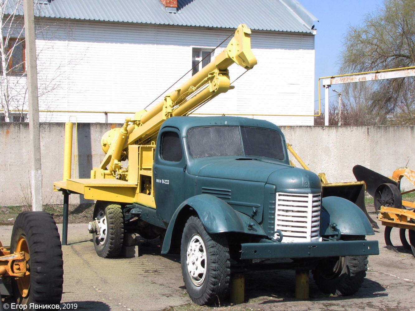 Бурильно-крановая машина БКМ-3,5 на шасси ЗиС-150. Харьковская область, г. Харьков, полигон ХНАДУ