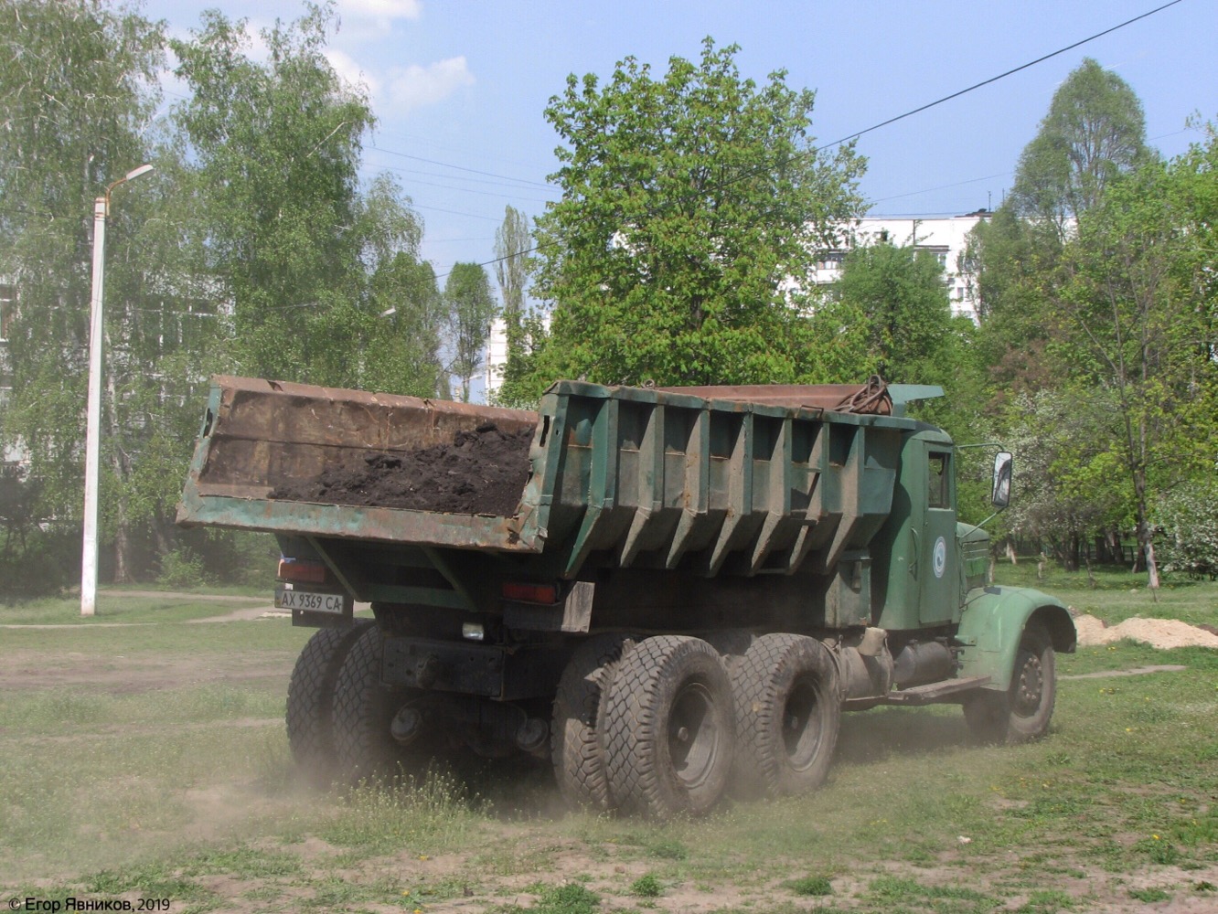 Самосвал КрАЗ-256Б1, #АХ9369СА, провалился в мягкий грунт . Харьковская область, г. Харьков, улица Академика Павлова, 313Б