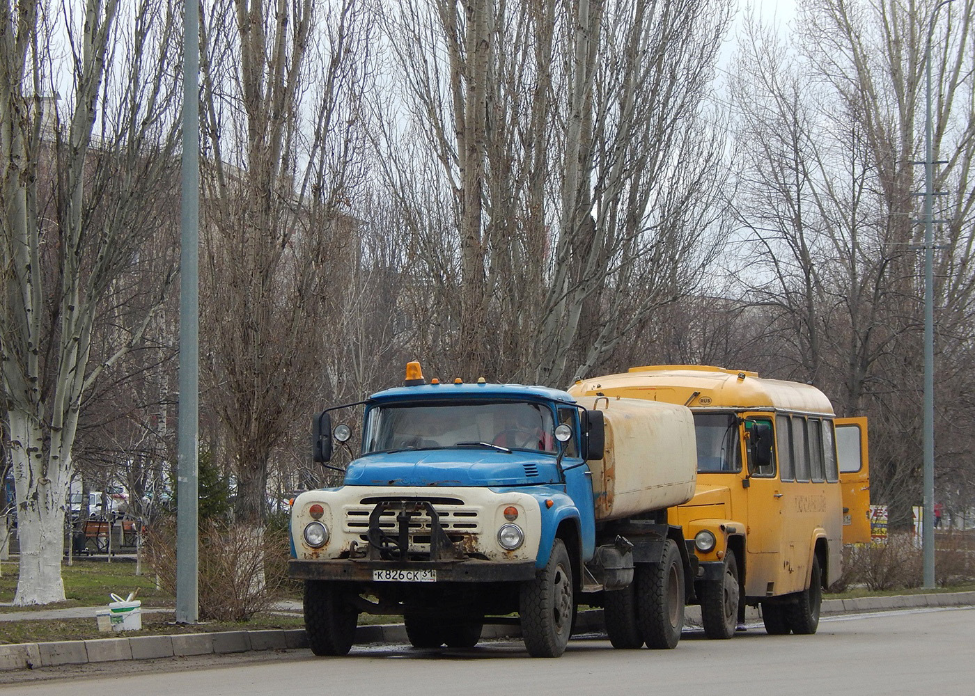 Поливомоечная машина КО-002 на шасси ЗиЛ-431412 # К 826 СК 31. Белгородская область, г. Алексеевка, ул. Мостовая