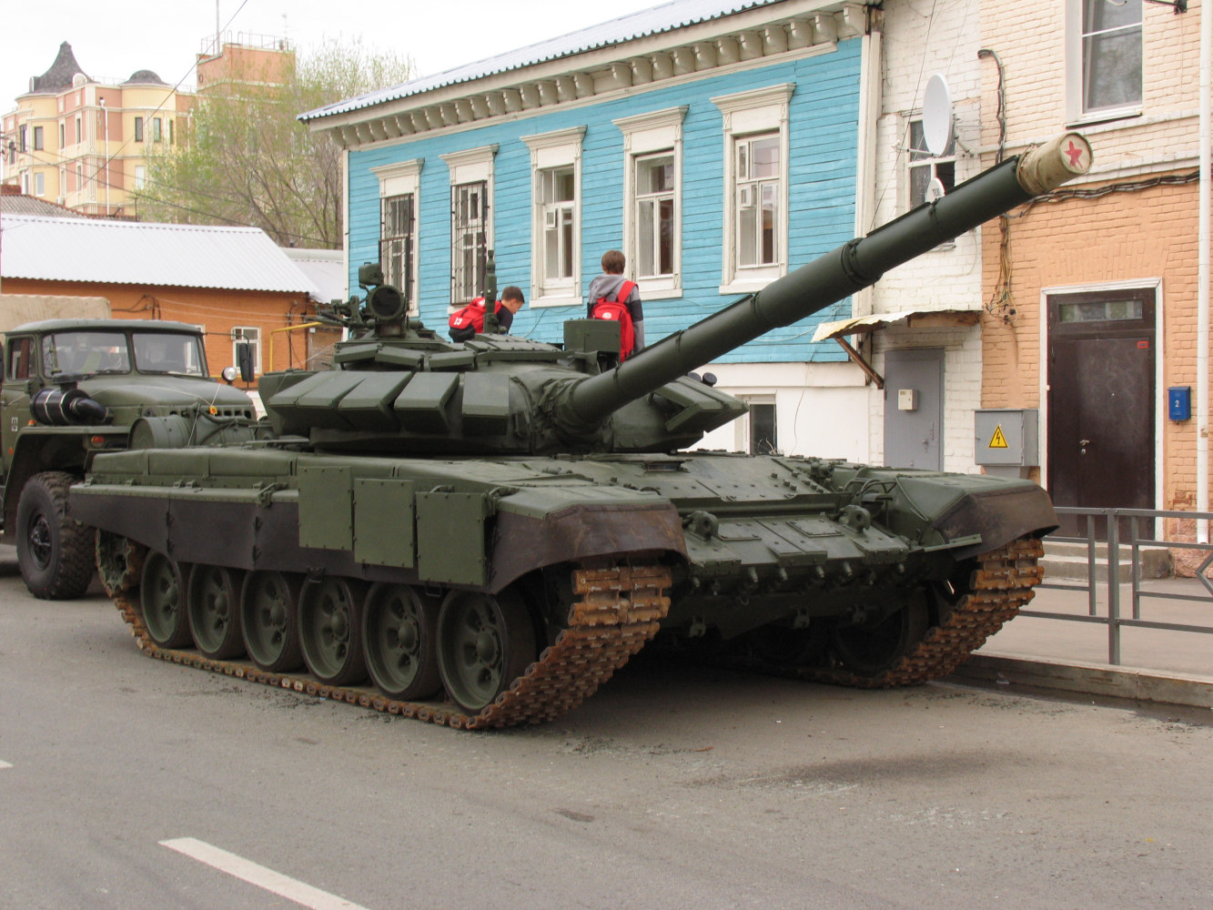 танк Т-90. г. Самара, ул Молодогвардейцская