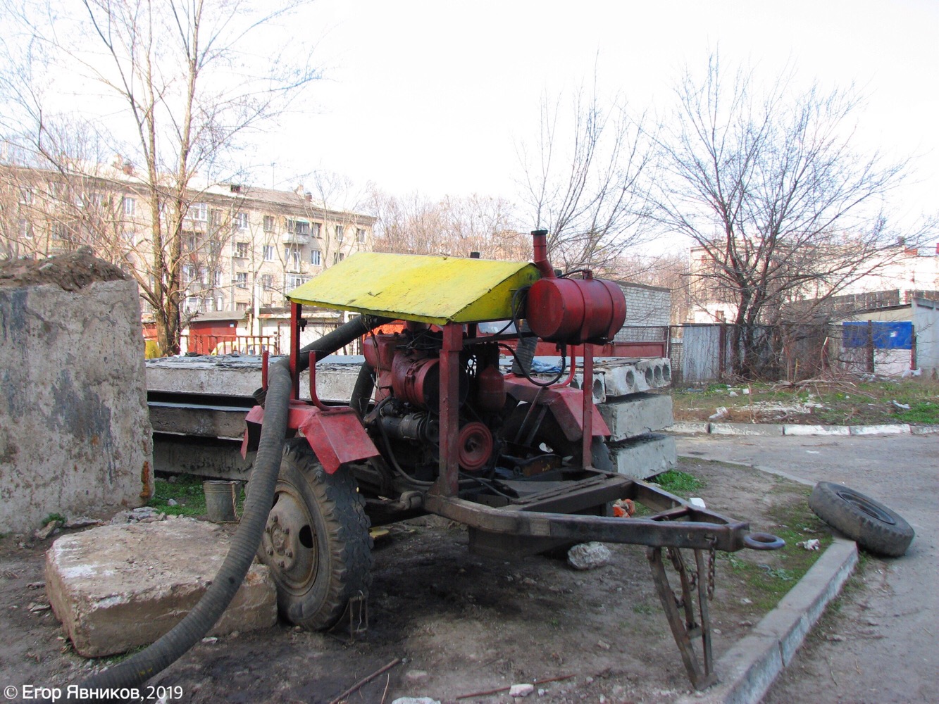 Самовсасывающий насос С-245 на прицепе, откачивает воду из камеры теплосети. Харьковская область, г. Харьков, улица Шатиловская