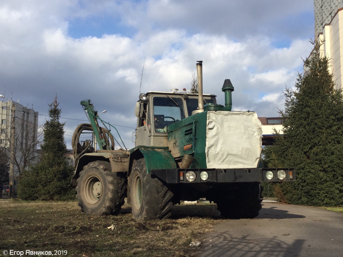 Трактор "Харьковтеплосети" Т-150К с гидравлическим вентилятором для удаления пара из колодцев, с гидравлическим насосом для воды и лебёдкой. Харьковская область, г. Харьков, Молочная улица