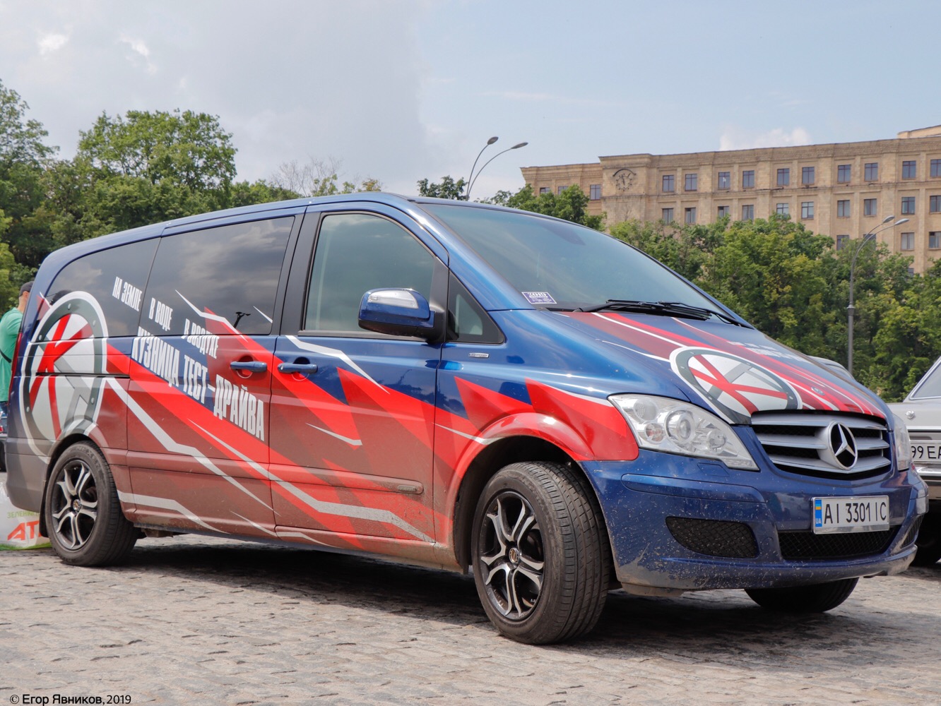 Микроавтобус Mercedes-Benz  Viano, #АI3301IС. Харьковская область, г. Харьков, площадь Свободы
