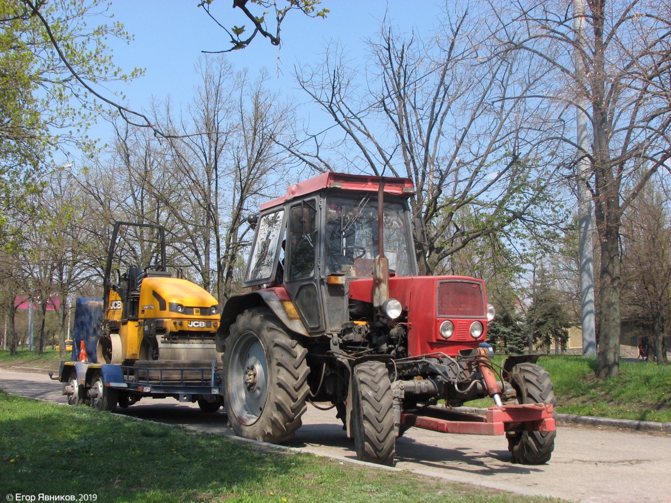 Трактор ЮМЗ-8240 №10764ТН и дорожный каток JCB Vibromax VMT260. Харьковская область, г. Харьков, проспект Льва Ландау
