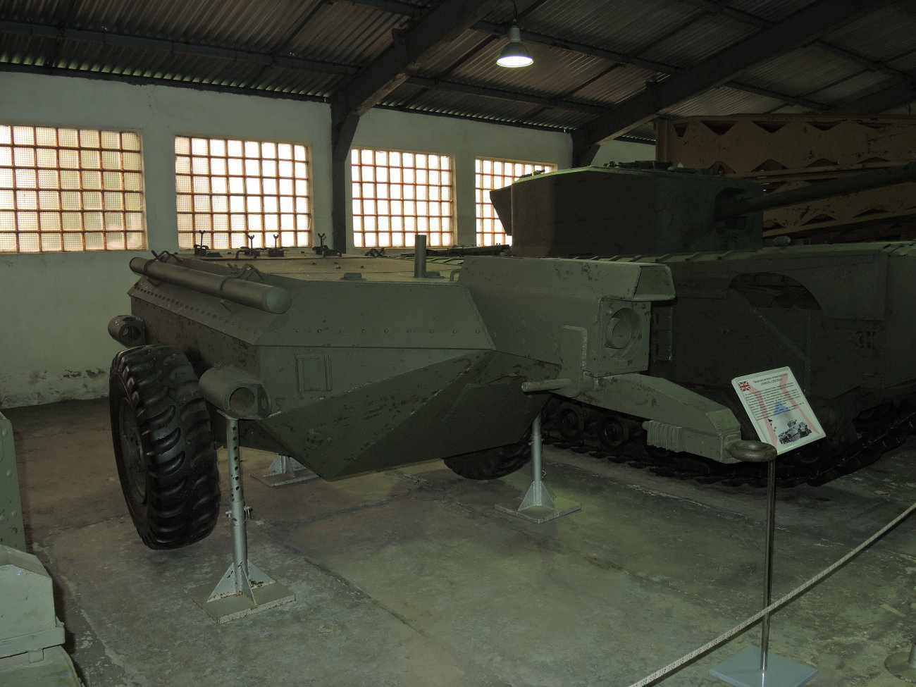 прицеп для транспортировки огнесмеси к огнеметному танку Churchill Crocodile. Московская область, пос. Кубинка, музей бронетанковой техники