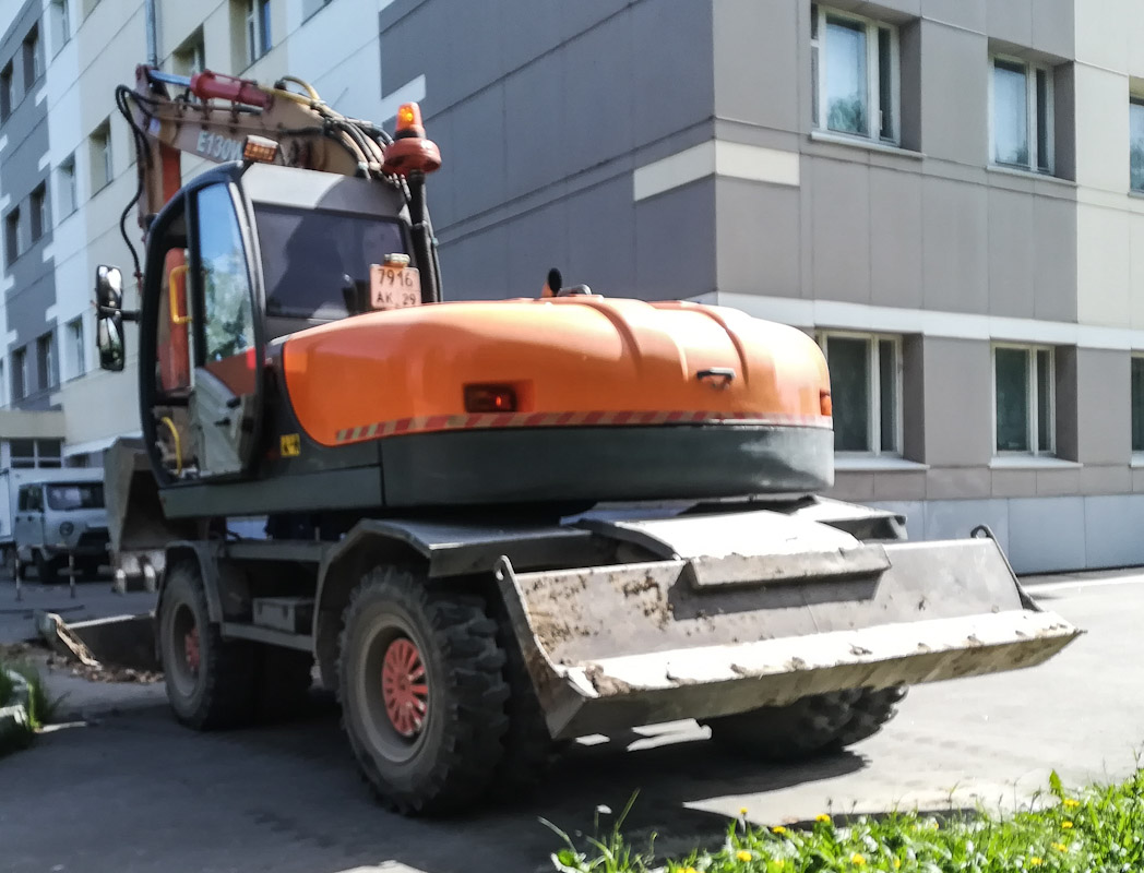 Экскаватор E130W, #7916 АК 29 на ремонтных работах канализационной сети.. Архангельская область, Мирный, улица Ломоносова