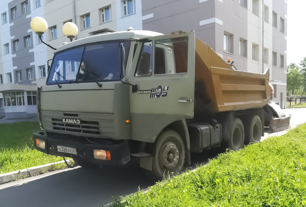 Самосвал КамАЗ-55111 В 328 УХ 29. Архангельская область, Мирный, улица Ломоносова