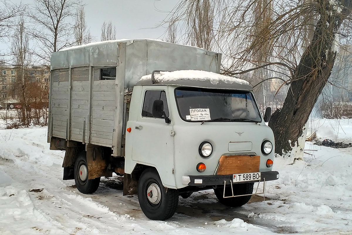Фургон на шасси УАЗ-3303. Приднестровье, Тирасполь, около ГСК-10