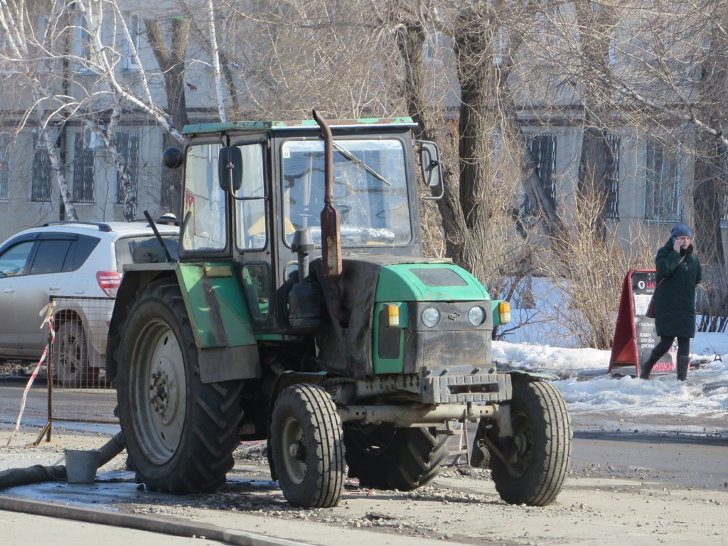 Трактор ТТЗ-80.10 "Русич".  Курган, улица Куйбышева 