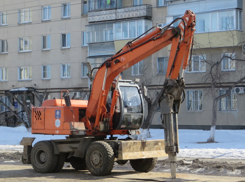 Экскаватор ЕК-12 с гидромолотом.  Курган, улица Куйбышева 