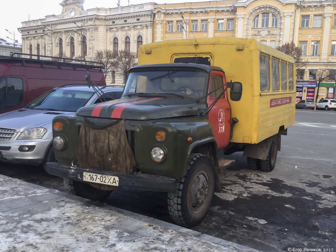 Вахтовый автобус «Харьковских тепловых сетей» ТС-3966 на шасси ГАЗ-53-12, #167-02ХА. Харьковская область, г. Харьков, площадь Конституции