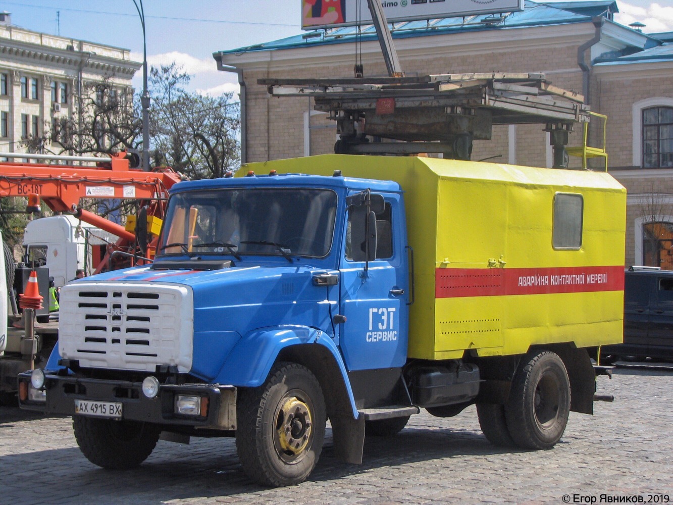 Автоподъёмник АТ-70 на шасси ЗиЛ-432921, #АХ4915ВХ. Харьковская область, г. Харьков, площадь Свободы