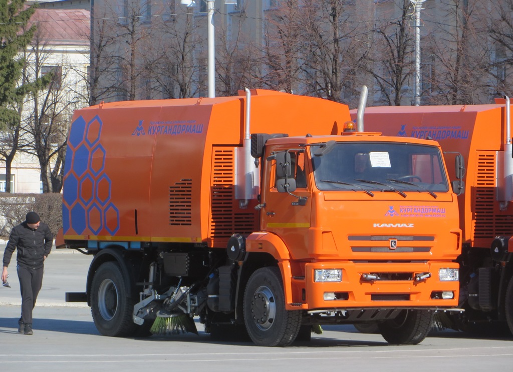 Подметально-уборочная машина КО-318Д на шасси КамАЗ-53605. Курган, площадь имени В.И. Ленина