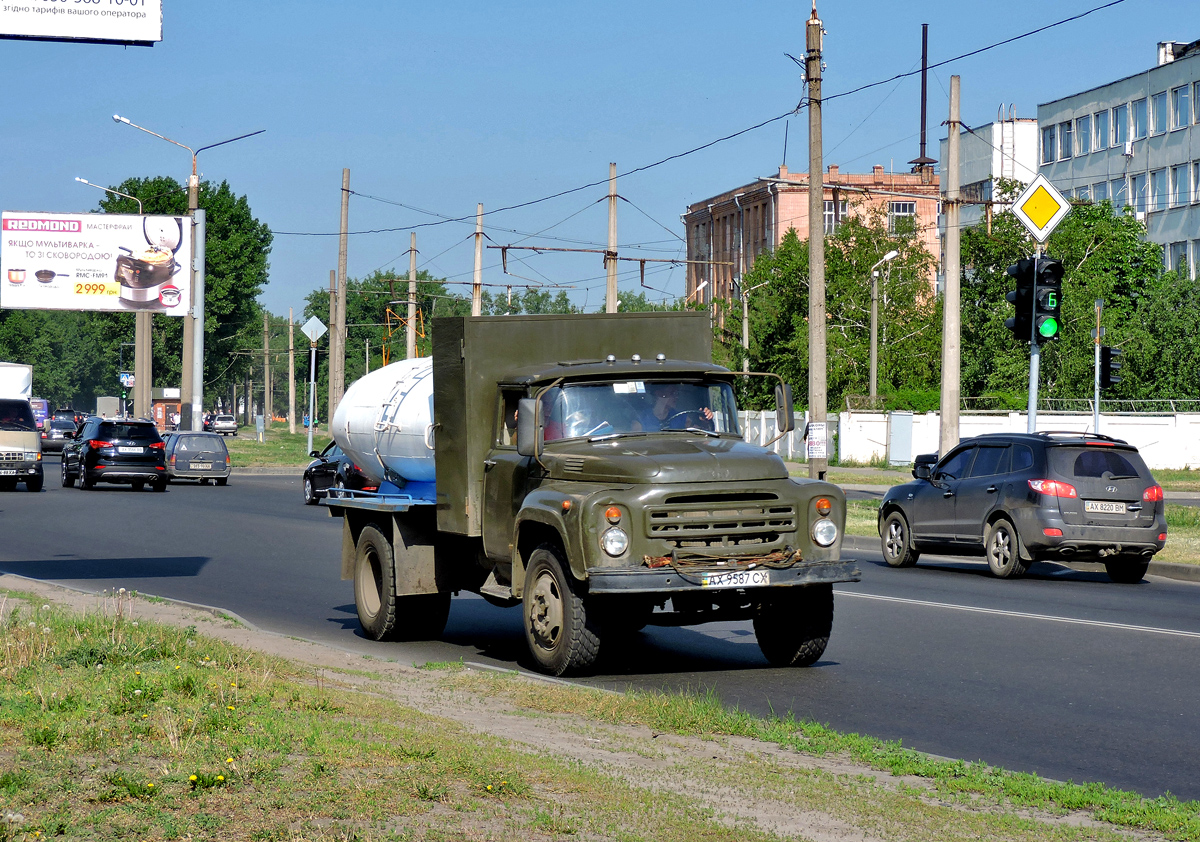Автоцистерна на шасси ЗИЛ-130* #АХ 9587 СХ. Харьковская область, г. Харьков, Салтовское шоссе
