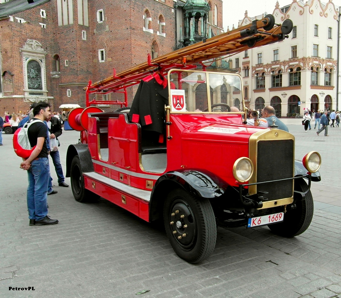 Пожарная автолестница #K61669. Rynek Główny, Краков, Польша