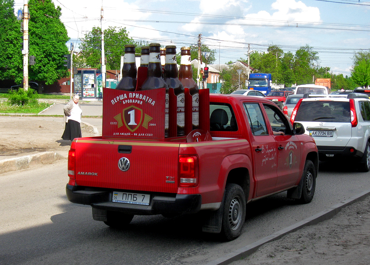Пикап Volkswagen Amarok #ППБ 7 с рекламой пива "Перша приватна броварня". Харьковская область, г. Харьков, проспект Льва Ландау