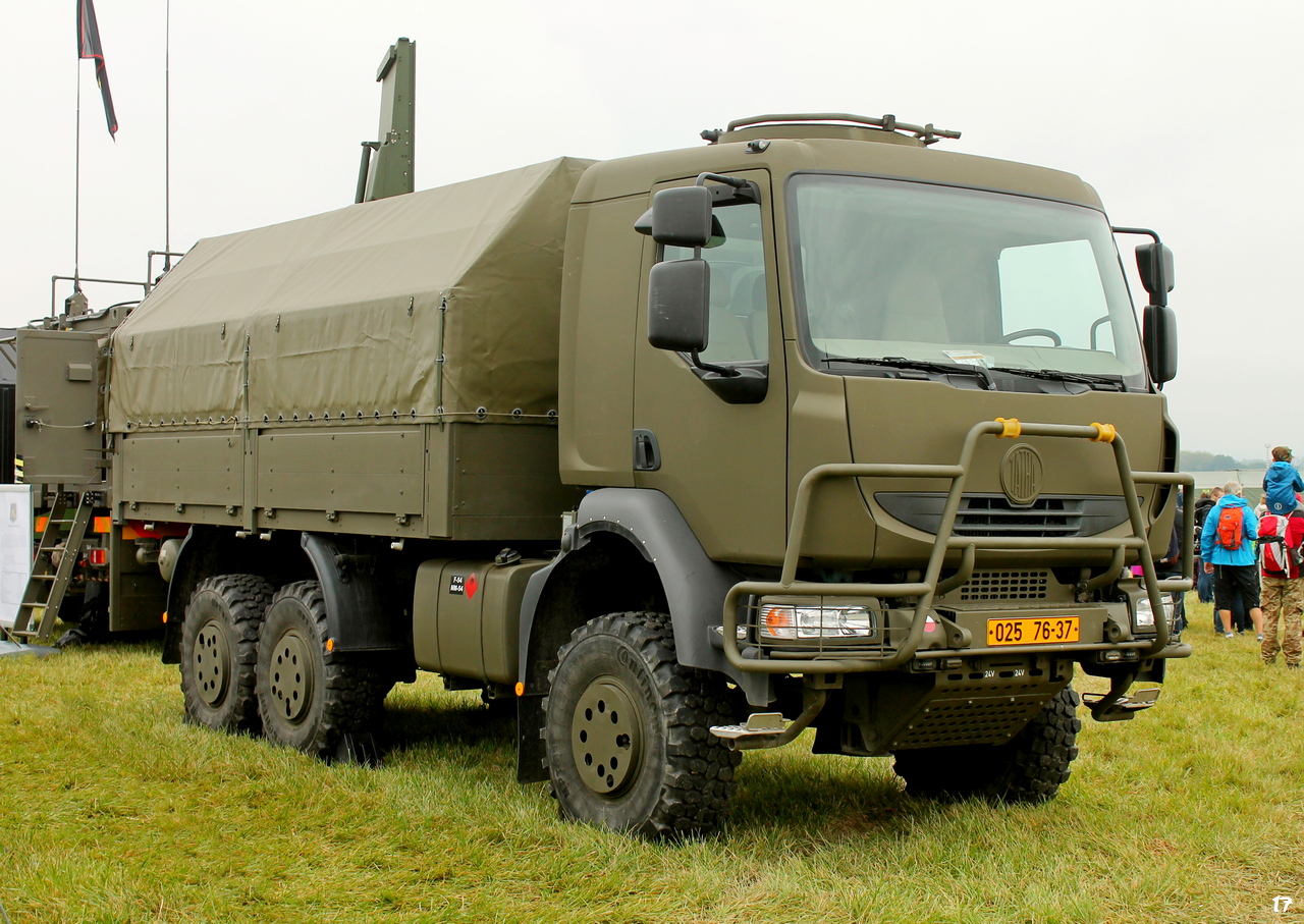 Бортовой грузовой автомобиль TATRA 810 вооруженных сил Чехии #02576-37. Lotnisko Leoše Janáčka, Острава, Чехия