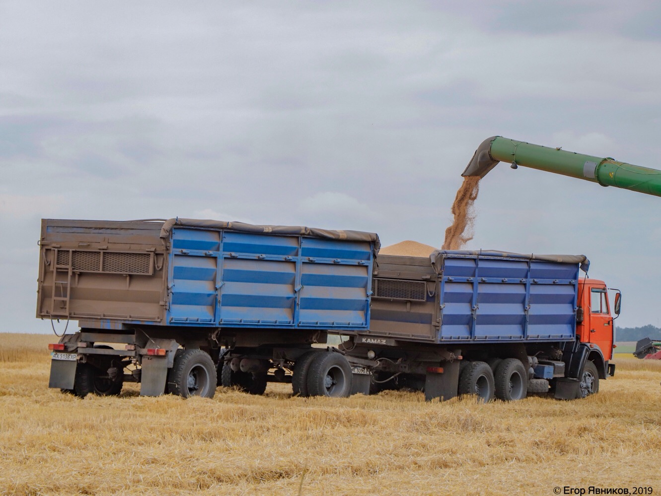 Самосвал КамАЗ-55102, #АХ3093ЕС и самосвальный прицеп СЗАП-8257, #АХ5138ХР. Харьковская область, улица Вяловская