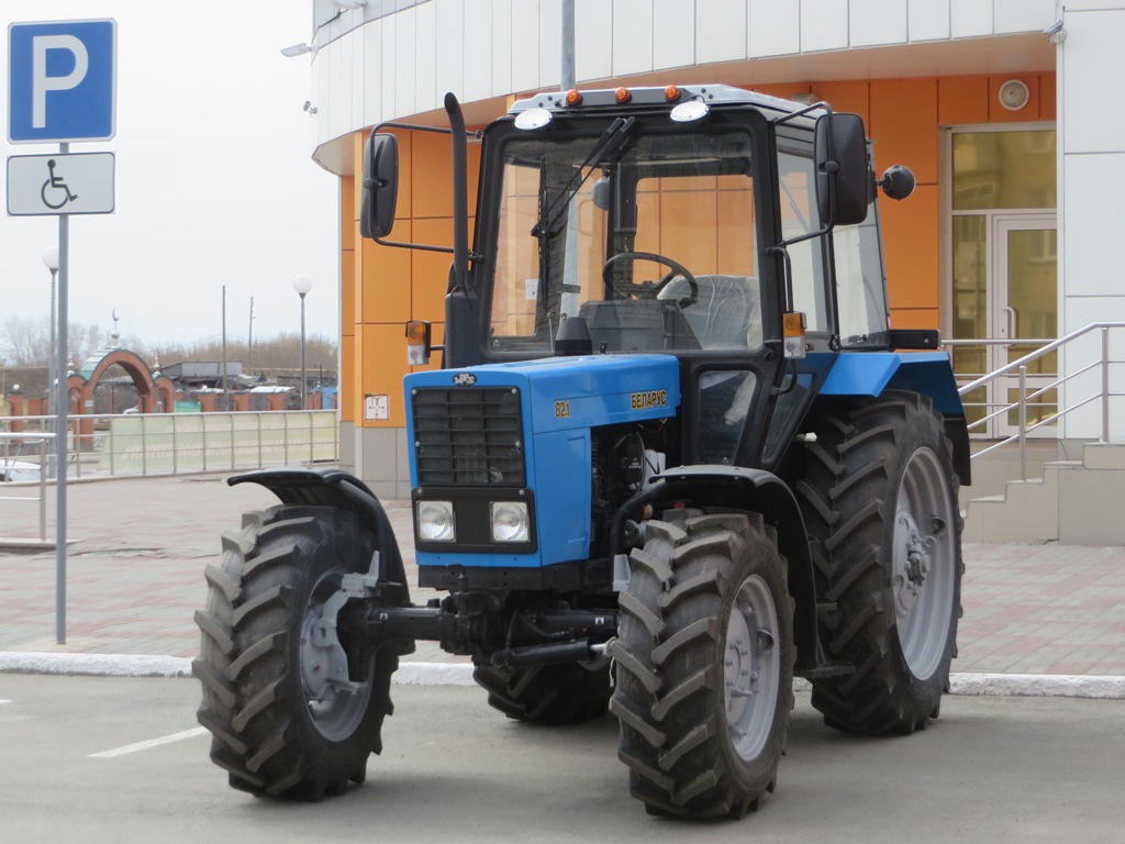 Трактор Беларус-82.1 (МТЗ-82.1). Курган, улица Савельева