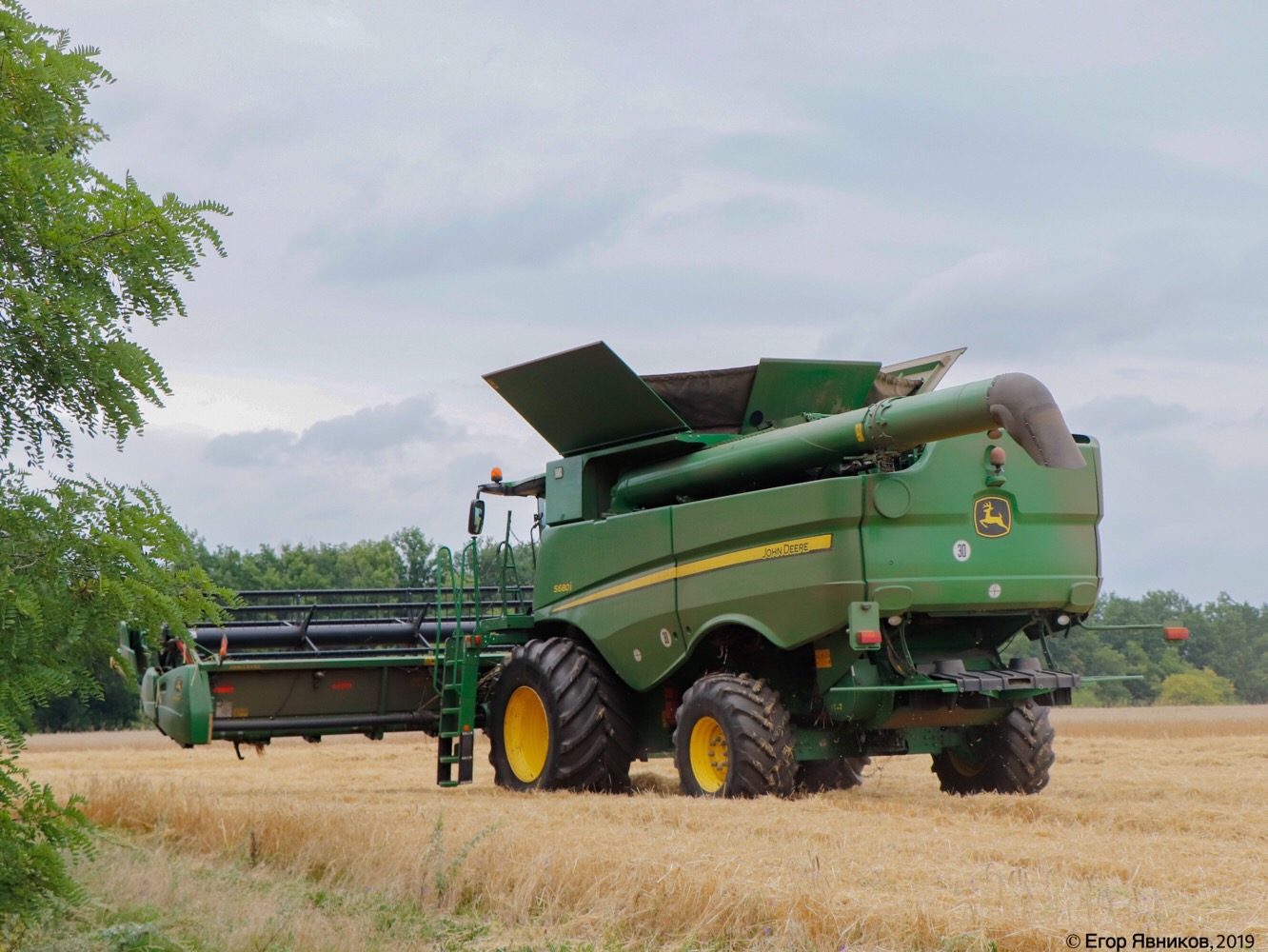 Зерноуборочный комбайн John Deere S680I. Харьковская область, улица Вяловская